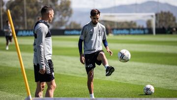 Brais M&eacute;ndez golpea el bal&oacute;n en presencia de Iago Aspas durante un entrenamiento.