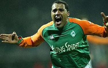 El brasileño, máximo goleador de la Bundesliga en el 2004, se encuentra actualmente en la indigencia a pesar de haber triunfado en Europa. Adicto a la moda y a los bares, el exjugador gastó la fortuna que le pagó Werder Bremen en trajes, zapatos y vida nocturna.