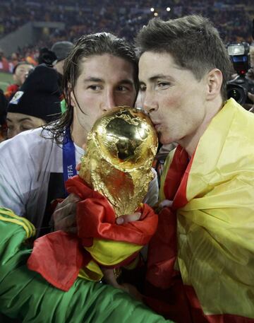 Sergio Ramos y Fernando Torres con el trofeo. 