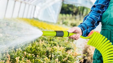 Diga adiós a los problemas: la tubería de espiral más conveniente para dar agua al jardín o limpiar el garaje
