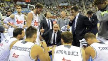 Pablo Laso da instrucciones durante un tiempo muerto.