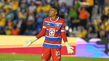 Kevin Mier of Cruz Azul during the Semi-Final second leg match between America and Cruz Azul as part of the Liga BBVA MX, Torneo Clausura 2025 at Ciudad de los Deportes Stadium on May 18, 2025 in Mexico City, Mexico.
