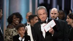 Los Angeles (United States), 27/02/2017.- A handout photo made available by the Academy of Motion Picture Arts and Science (AMPAS) on 26 February 2017 shows the cast of &#039;La La Land&#039; mistakenly awarded the Oscar for Best Picture from presenters Faye Dunaway and Warren Beatty during the 89th annual Academy Awards ceremony at the Dolby Theatre in Hollywood, California, USA, 26 February 2017. The Oscars were presented for outstanding individual or collective efforts in 24 categories in filmmaking. (Estados Unidos) EFE/EPA/AARON POOLE / AMPAS THE IMAGE MAY NOT BE ALTERED AND IS FREE FOR EDITORIAL USE ONY IN REPORTING ABOUT THE EVENT. ONE TIME USE ONLY. MANDATORY CREDIT. HANDOUT EDITORIAL USE ONLY/NO SALES HANDOUT EDITORIAL USE ONLY/NO SALES