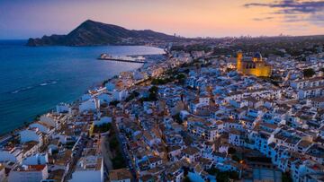 Entre el mar y la montaña se encuentra un pequeño paraíso de la Costa Blanca, el precioso destino de Altea. Un pueblo que transmite calma y donde el tiempo parece que no pasa. En Altea se diferencian dos zonas: una a las orillas del Mediterráneo y, por otro lado, el casco antiguo. Si nos adentramos en sus calles estrechas y empedradas, iremos dejando a un lado las casas blancas repletas de coloridas flores y abriendo paso a rincones escondidos y miradores, hasta llegar a la iglesia de Nuestra Señora del Consuelo. Un casco antiguo icónico que respira historia marcada por los musulmanes.