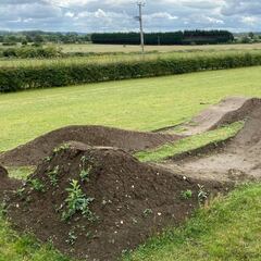 Matt Jones se monta un campillo en casa durante el confinamiento