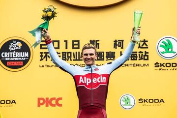 Ciclistas en el podio de la segunda edición del Tour de Francia en China que se celebró en la ciudad de Shanghái.
