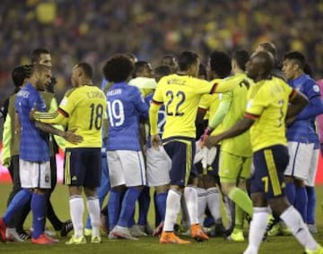 CA114. SANTIAGO DE CHILE (CHILE). 17/06/2015.- Los jugadores brasileños discuten con los colombianos al finalizar el partido Brasil-Colombia, del Grupo C de la Copa América de Chile 2015, en el Estadio Monumental David Arellano de Santiago de Chile, Chile, hoy 17 de junio de 2015. EFE/Fernando Bizerra Jr.