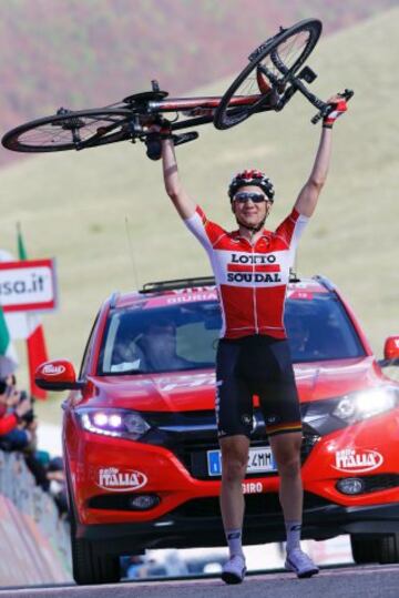 Tim Wellens alza su bicicleta al ganara la sexta etapa del Giro de Itallia 2016.