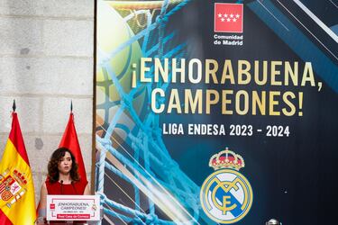 Isabel Díaz Ayuso dando un discurso de felicitación al equipo de baloncesto del Real Madrid.