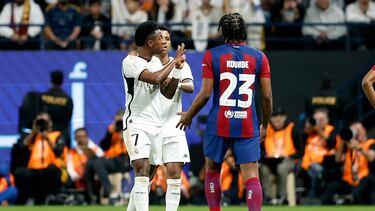 Vinicius hace un gesto dirigido al banquillo del Barcelona.