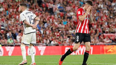 BILBAO, 12/08/2023.-El centrocampista del Athletic Club Oihan Sancet (d) se lamenta por una ocasi¨®n perdida durante partido de LaLiga de la jornada 1 que disputan este s¨¢bado en el estadio de San Mam¨¦s, en Bilbao. EFE/Miguel To?a