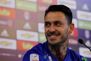 Universidad de Chile presentó a Mauricio Pinilla como nuevo refuerzo para el torneo de transición 2017. El delantero vuelve al club donde se formó y del cual es hincha.