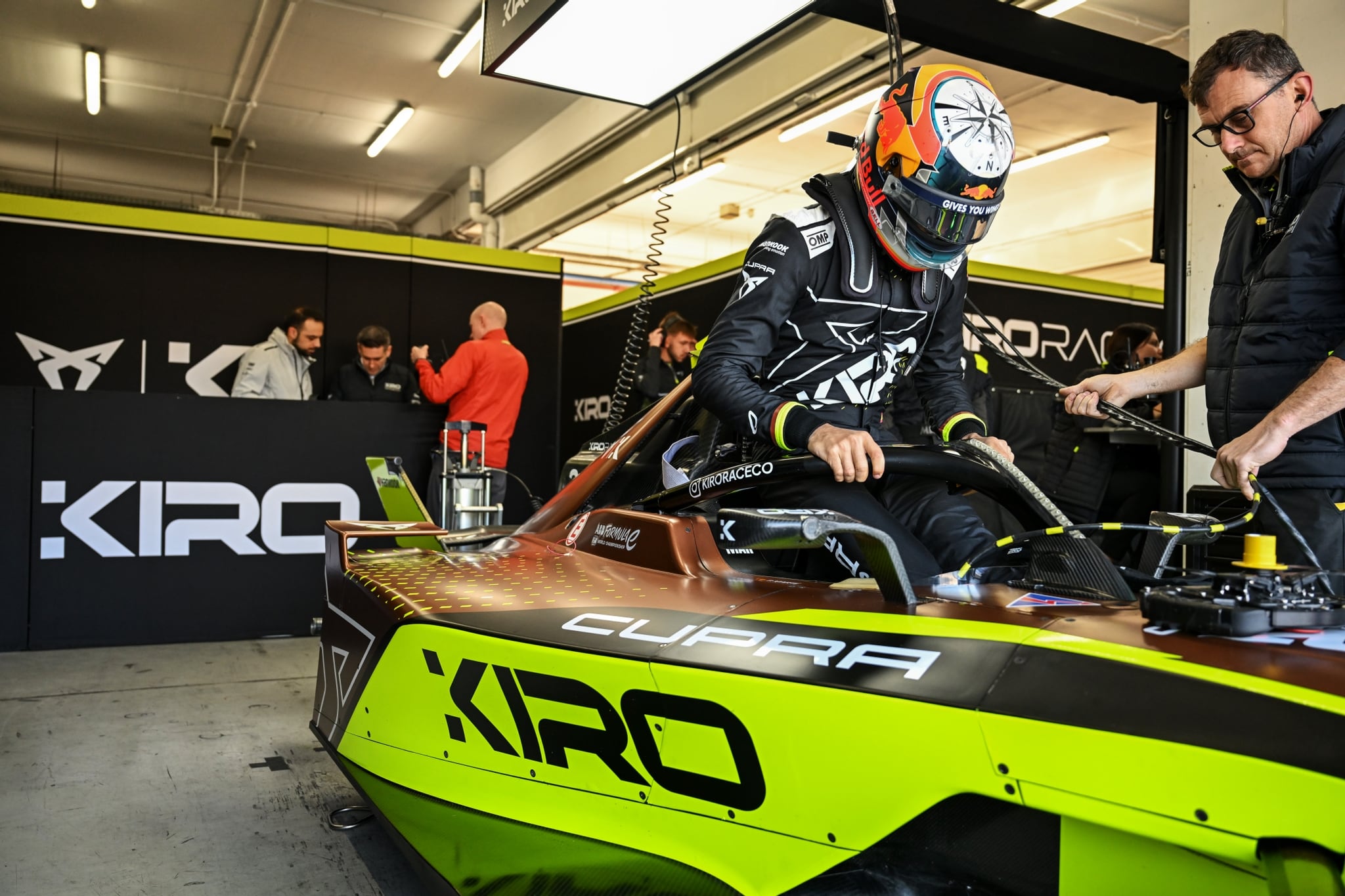 Pepe Martí se sube al Cupra Kiro durante los test de Valencia de Fórmula E.