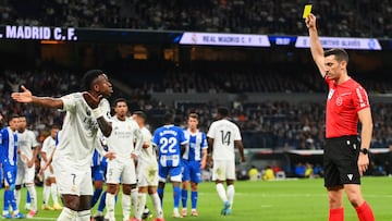 Alejandro Muniz Ruiz le muestra la amarilla a Vinicius por protestar ante el Alavés.