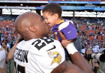 Adrian Peterson de los Minnesota Vikings besa a su hijo.