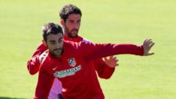 Adrián y Raúl García peleaban ayer por un balón.