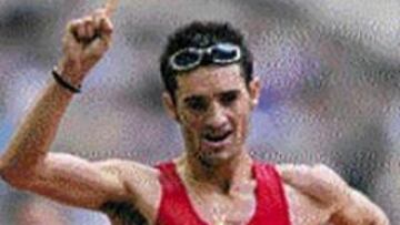 <b>Pérez se quedó sin los 100.000 $ del récord</b> El ecuatoriano Jefferson Pérez, que consiguió ayer la medalla de oro y el récord mundial en los 20 km. marcha, no cobrará el premio adicional de 100.000 dólares reservado por la IAAF para los atletas que baten récords del mundo durante los Mundiales porque la marcha se disputa sobre superficies irregulares de asfalto y, en teoría, sólo puede hablarse de mejores marcas del mundo. Con todo, el título mundial de 20 km. marcha le reportará a Pérez unos ingresos de 60.000 dólares, pero su récord mundial (1h17:21) no engrosará su bolsa en otros 100.000.