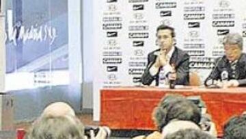 <b>OFICIAL. </b>Desde hace cinco meses se especulaba que Javier Aguirre sería el técnico rojiblanco. Ayer fue presentado oficialmente por Enrique Cerezo y Emilio Gutiérrez.