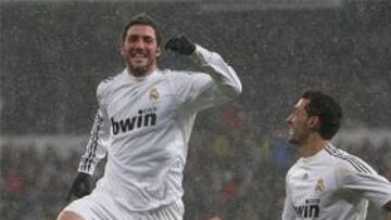 Higuaín guió al Madrid bajo la nieve, en un partido ártico que gobernó el equipo de Pellegrini sin demasiado gasto y en el que manseó más de lo previsto el Mallorca. El argentino se apuntó un gol en el comienzo de la primera mitad y regaló otro a Granero a vuelta de vestuario.