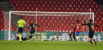 Jordi Alba empató en el minuto 91.  2-2.