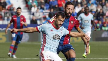 Jonny golpe el bal&oacute;n delante de Morales, jugador del Levante. 
 
 