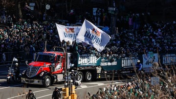 Dos personas recibieron disparos mientras la multitud se reunía para el desfile de celebración por la victoria de los Eagles en el Super Bowl LIX.