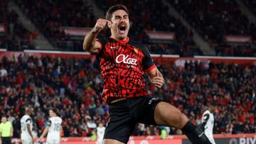PALMA DE MALLORCA, 29/11/2024.- El delantero del Mallorca Abdón Prats celebra tras anotar en el partido de LaLiga entre el Mallorca y el Valencia, celebrado este viernes en el estadio de Son Moix, en Palma. EFE/CATI CLADERA