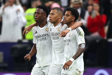 El Real Madrid tiene esta temporada 2024-25 en su línea atacante a tres de los mejores jugadores del momento. Tras los Zidane - Figo - Beckham - Ronaldo y Benzema - Bale - Cristiano, el conjunto de Chamartín cuenta con unos nuevos galácticos y un futuro prometedor. Vinicius, hasta el momento, ha marcado 19 goles en 43 partidos; Mbappé, ha marcado 32 goles en 47 partidos y Rodrygo, ha marcado 13 goles en 45 encuentros. 