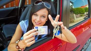Chica con carnet de conducir