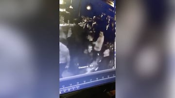 Ross Barkley qued車 en el suelo de una discoteca por un pu?etazo