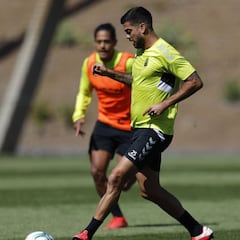 Los jugadores de Las Palmas se entrenan en solitario mientras se decide la continuidad de La Liga