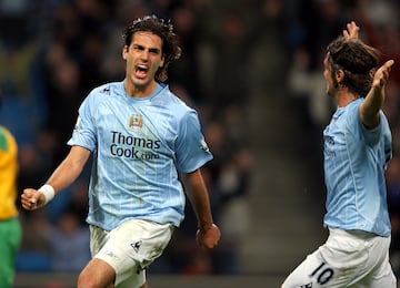 Lleg車 en enero de 2006 convirti谷ndose en el jugador griego de la Premier m芍s caro hasta la fecha. En los 64 partidos que disput車 marc車 12 goles y se fue cedido al Celtic.