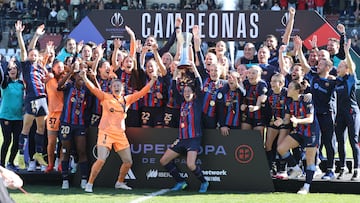 Las jugadoras del FC Barcelona celebran su victoria frente a la Real Sociedad tras la final de la Supercopa de España de fútbol femenino.