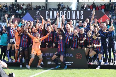 Las jugadoras del FC Barcelona celebran su victoria frente a la Real Sociedad tras la final de la Supercopa de España de fútbol femenino.