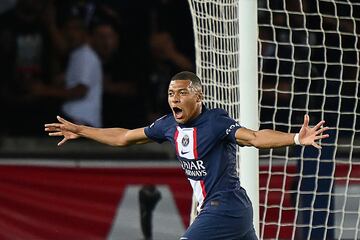 El delantero francés del Paris Saint-Germain, Kylian Mbappe celebrando el gol  2-0.