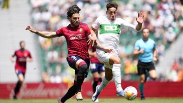 ELCHE, SPAIN - MAY 01: Juan Cruz of CA Osasuna challenges Ezequiel Ponce of Elche CF during the LaLiga Santander match between Elche CF and CA Osasuna at Estadio Manuel Martinez Valero on May 01, 2022 in Elche, Spain. (Photo by Aitor Alcalde/Getty Images)