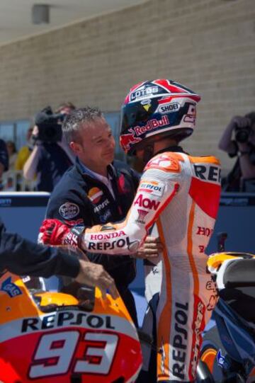 MotoGP. Marc Márquez celebra la pole al terminar la calificación.