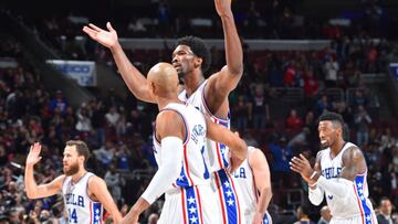 Sergio Rodr&iacute;guez, Henderson y Embiid festejan el primer triunfo del curso de los Sixers.