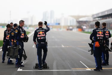 Miembros del equipo Oracle Red Bull Racing en la parrilla de salida.