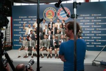 Los jugadores del Bayern Munich realizaron una sesión de fotos con vestimenta tradicional y cerveza.