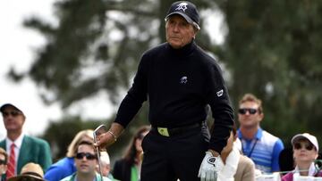 Golf lend Gary Player of South Africa reacts after teeing off during the Par 3 contest prior to the start of the 80th Masters of Tournament at the Augusta National Golf Club on April 6, 2016, in Augusta, Georgia. / AFP PHOTO / Nicholas Kamm