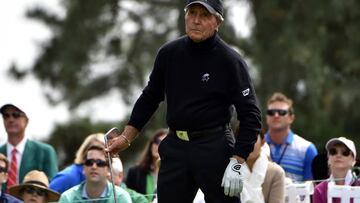 Golf lend Gary Player of South Africa reacts after teeing off during the Par 3 contest prior to the start of the 80th Masters of Tournament at the Augusta National Golf Club on April 6, 2016, in Augusta, Georgia. / AFP PHOTO / Nicholas Kamm