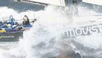 <b>CORTANDO LAS OLAS. </b>El Movistar navegaba a gran velocidad sacudido por las olas antes de sufrir los desperfectos. Según el equipo, el barco chocó contra algún objeto.