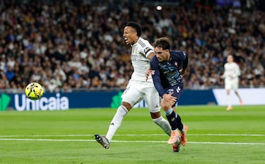 El defensa brasileño se rompe tras  una carrera desesperada para evitar el mano a mano de Pablo Durán con Thibaut Courtois.