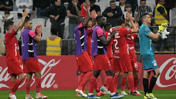 America de Cali players celebrate their draw during the Copa Sudamericana group stage football match between Brazil's Corinthians and Colombia's America de Cali at the Neo Quimica Arena stadium in Sao Paulo, Brazil on May 6, 2025. (Photo by NELSON ALMEIDA / AFP)