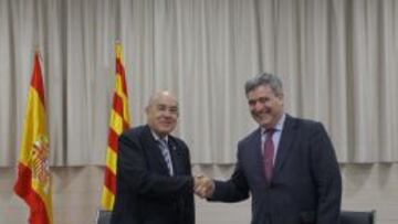 Boi Ruiz y Miguel Cardenal se saludan al termino de la firma del convenio en Barcelona.