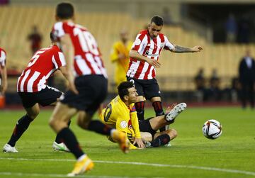 Alejandro Berenguer observa el golpe entre Leo Messi y Dani García.