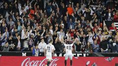 Santi Mina celebra con la afici&oacute;n uno de los goles ante el Levante.