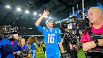 DETROIT, MICHIGAN - JANUARY 21: Jared Goff #16 of the Detroit Lions waves to fans and leaves the field after the win against the Tampa Bay Buccaneers at Ford Field on January 21, 2024 in Detroit, Michigan.   Nic Antaya/Getty Images/AFP (Photo by Nic Antaya / GETTY IMAGES NORTH AMERICA / Getty Images via AFP)