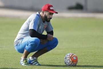 El arquero de Universidad de Chile Johnny Herrera durante la practica matutina en el CDA de Santiago, Chile.